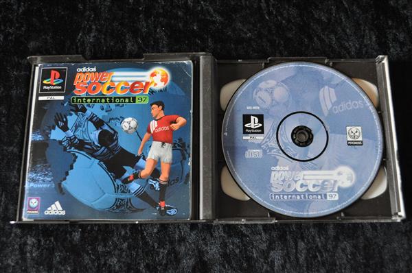 Grote foto adidas power soccer international 97 playstation 1 ps1 spelcomputers games overige playstation games