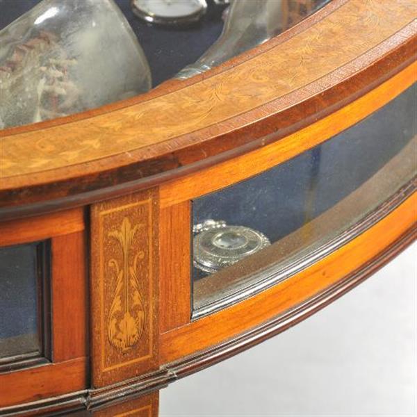 Grote foto antieke bijzettafels tafelvitrine ovaal in notenhout ca. 1890 met gebogen glas no.440321 antiek en kunst stoelen en banken