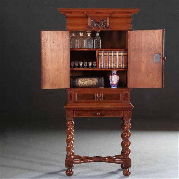 Grote foto antieke kast hollands tafelkastje hollands rariteitenkabinetje begin 18e eeuw in eiken met noten antiek en kunst stoelen en banken