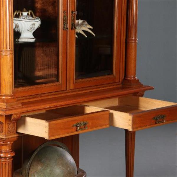 Grote foto antieke kast notenhouten vitrinekast ca 1890 velours bekleed no.602112 antiek en kunst stoelen en banken