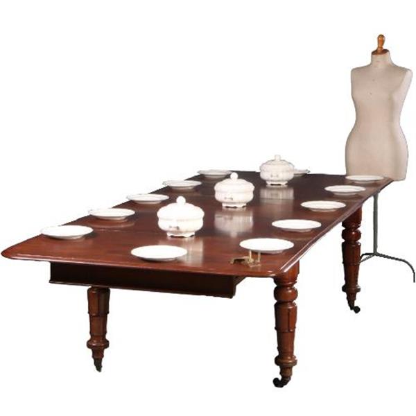 Grote foto lange tafel victoriaans pull out table ca. 1865 met authentieke inlegbladen in mooie oude kleur no antiek en kunst stoelen en banken