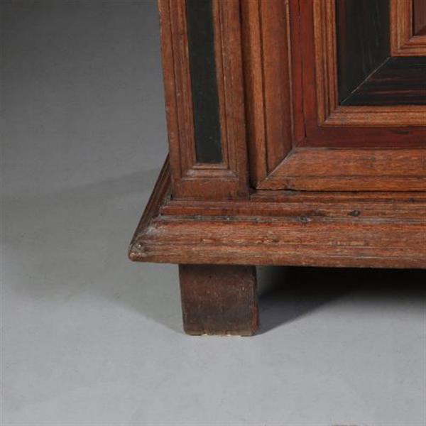 Grote foto antieke kasten zeeuwse vierdeurskast ca. 1660 met kussens en ebbenhout no.681429 antiek en kunst stoelen en banken