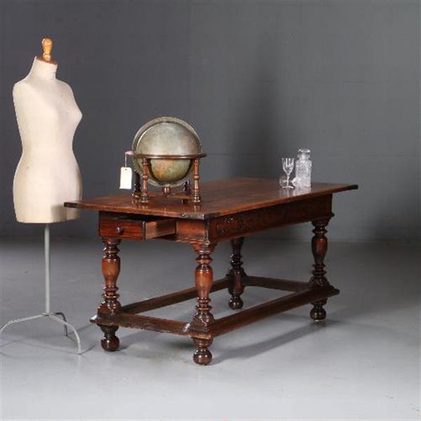 Grote foto antieke tafel hollandse doorleefde notenhouten tafel ca. 1690 no.752838 antiek en kunst stoelen en banken