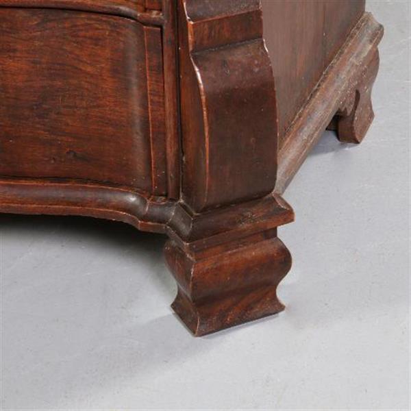 Grote foto antieke kast majestieus kabinet orgelgebogen ca. 1740 in essenhout met geaccentueerde nerf no.53 antiek en kunst stoelen en banken