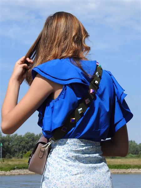 Grote foto groen leren bagstrap met gekleurde studs sieraden tassen en uiterlijk damestassen