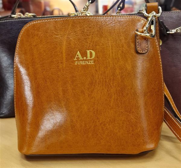 Grote foto adriana italiaanse crossbody tas cognac met goudkleurige details sieraden tassen en uiterlijk damestassen