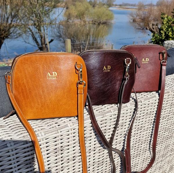 Grote foto adriana italiaanse crossbody tas cognac met goudkleurige details sieraden tassen en uiterlijk damestassen