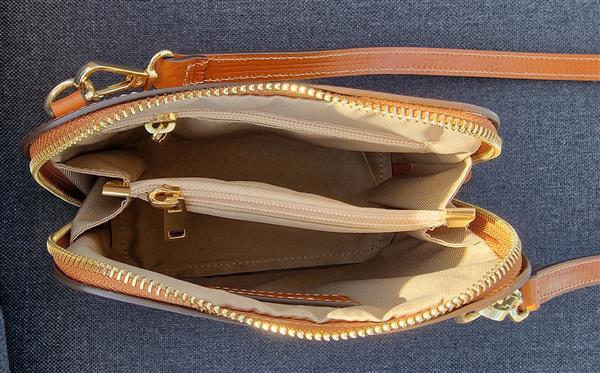 Grote foto adriana italiaanse crossbody tas cognac met goudkleurige details sieraden tassen en uiterlijk damestassen