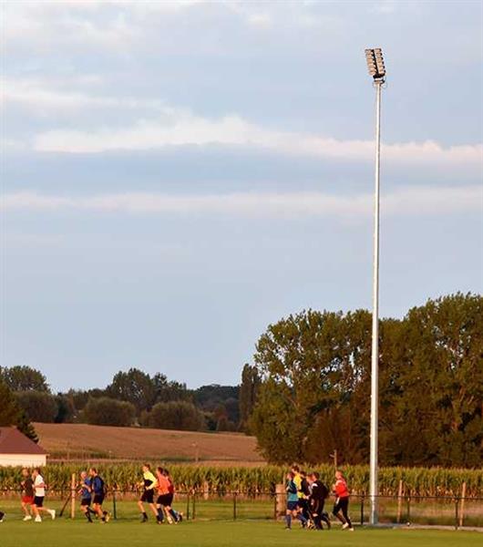 Grote foto lampenrek t.b.v. montage schijnwerper op een lichtmast. zwaar verzinkt staal. zakelijke goederen overige zakelijke goederen