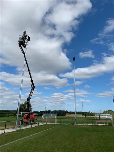 Grote foto 18 meter conische bovengronds stalen lantaarnpaal lichtmast tbv led verlichting sportvelden zakelijke goederen overige zakelijke goederen