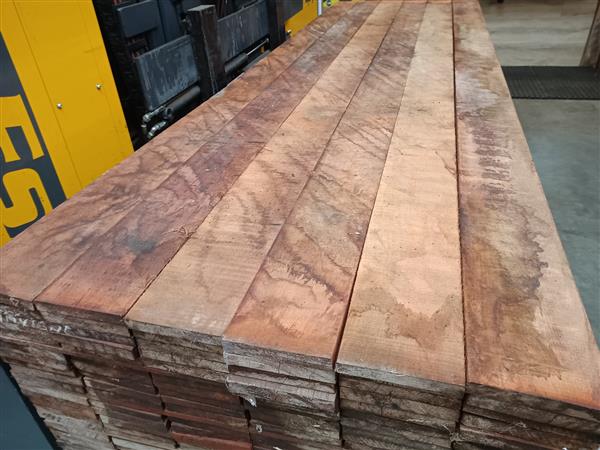 Grote foto 20x150mm hardhout fijn bezaagd 550cm doe het zelf en verbouw hout en planken