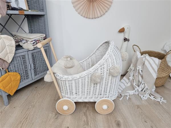 Grote foto poppenwagen wit met dekentje en pompons wit naturel onderstel dekens wafel pompons kinderen en baby complete kinderkamers