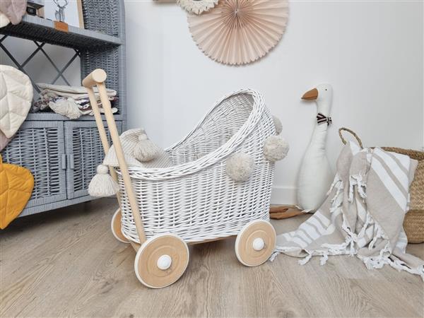 Grote foto poppenwagen wit met dekentje en pompons wit naturel onderstel dekens wafel pompons kinderen en baby complete kinderkamers