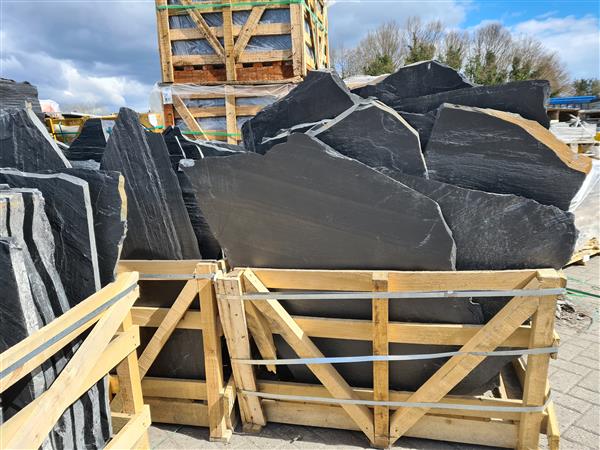 Grote foto grote zwarte flagstones voor tuin direct leverbaar tuin en terras tegels en terrasdelen