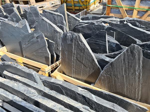 Grote foto grote zwarte flagstones voor tuin direct leverbaar tuin en terras tegels en terrasdelen