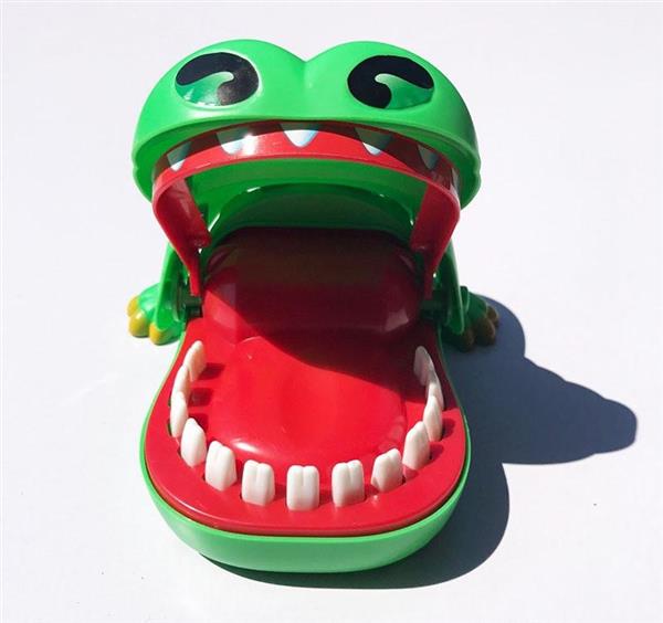 Grote foto bijtende krokodil met kiespijn tanden drank spel drankspel verzamelen overige verzamelingen