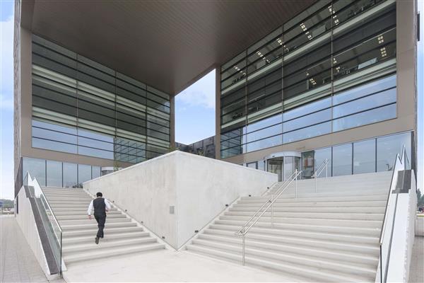 Grote foto te huur werkplekken rotterdam airportplein 22 rotterdam huizen en kamers bedrijfspanden