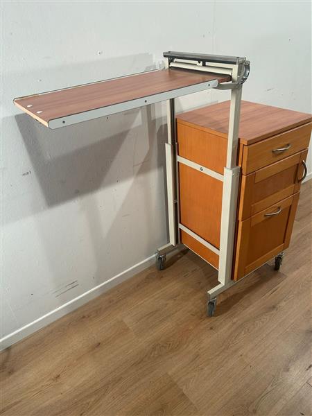 Grote foto schell houten nachtkastje 50 diversen verpleegmiddelen en hulpmiddelen
