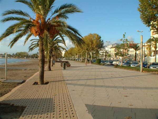 Grote foto rosas genieten in de zon vanaf 30 maart 2024 vakantie spaanse kust