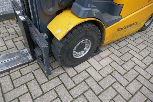 Grote foto vs 21423 elektrische triplex heftruck jungheinrich efg425k agrarisch heftrucks