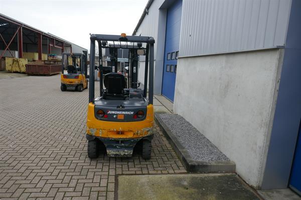 Grote foto vs 21423 elektrische triplex heftruck jungheinrich efg425k agrarisch heftrucks