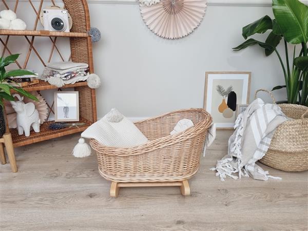 Grote foto rieten poppenwieg naturel met dekens beige naturel wafel deken beige kinderen en baby poppen