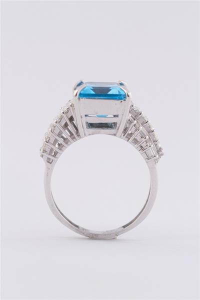 Grote foto wit gouden ring met een topaas en diamanten sieraden tassen en uiterlijk ringen voor haar