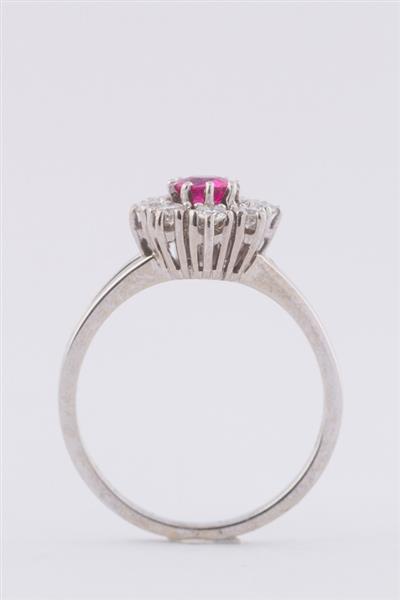 Grote foto wit gouden entourage ring met robijn en briljanten sieraden tassen en uiterlijk ringen voor haar