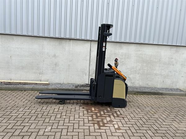 Grote foto vs 21408 elektrische triplex stapelaar crown initiele lift 4750mm doe het zelf en verbouw hefwerktuigen