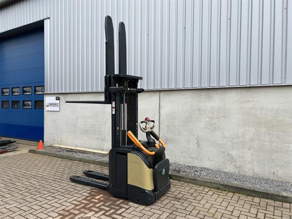 Grote foto vs 21408 elektrische triplex stapelaar crown initiele lift 4750mm doe het zelf en verbouw hefwerktuigen