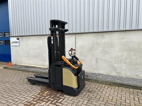 Grote foto vs 21408 elektrische triplex stapelaar crown initiele lift 4750mm doe het zelf en verbouw hefwerktuigen