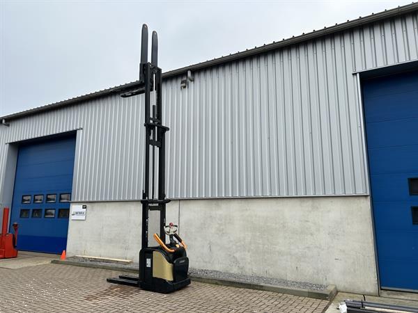 Grote foto vs 21409 elektrische triplex stapelaar crown initiele lift 4750mm doe het zelf en verbouw hefwerktuigen