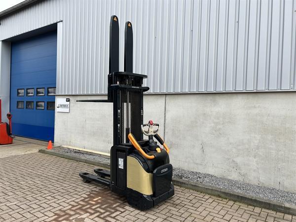 Grote foto vs 21409 elektrische triplex stapelaar crown initiele lift 4750mm doe het zelf en verbouw hefwerktuigen