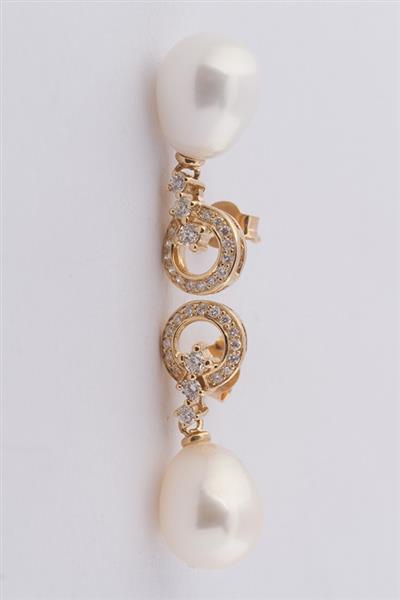 Grote foto gouden oorhangers met een parel en briljanten kleding dames sieraden
