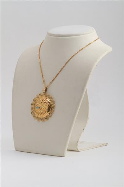 Grote foto gouden hanger met bloem motieven en een opaal sieraden tassen en uiterlijk kettingen