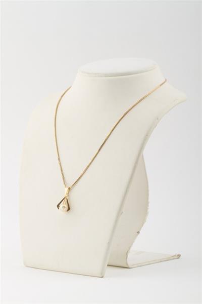 Grote foto gouden hanger met cultiv parel aan gouden collier kleding dames sieraden
