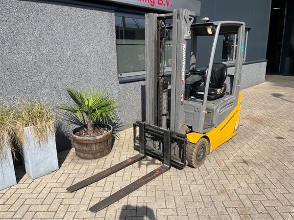 Grote foto jungheinrich efg215 efg215 triplo460 freelift sideshift 2016 heftruck forklift electrisch agrarisch heftrucks