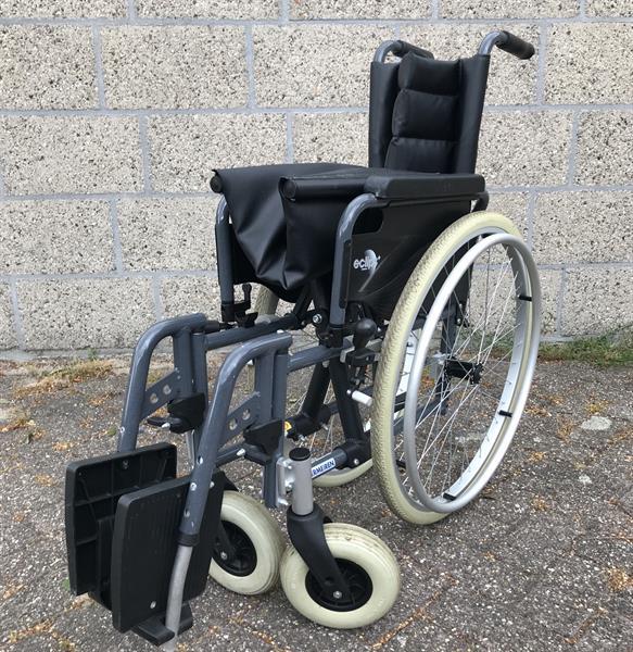 Grote foto inklapbare duw rolstoel met voetsteunen. beauty en gezondheid rolstoelen