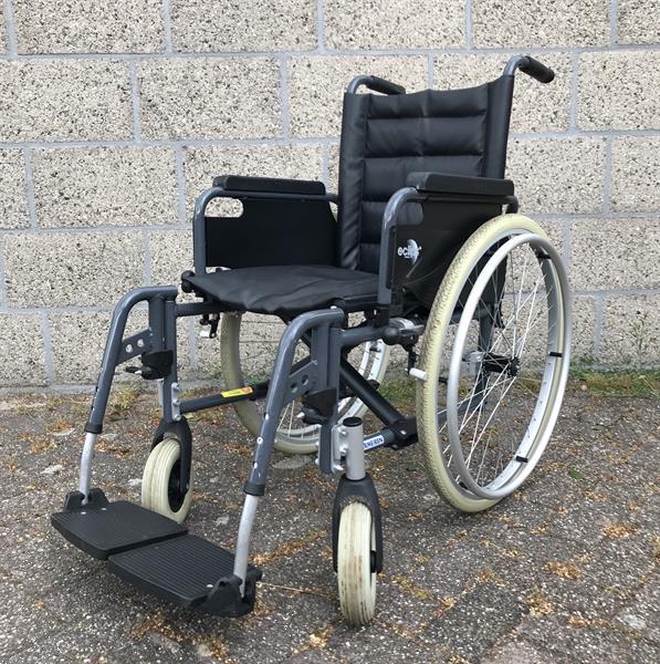 Grote foto inklapbare duw rolstoel met voetsteunen. beauty en gezondheid rolstoelen