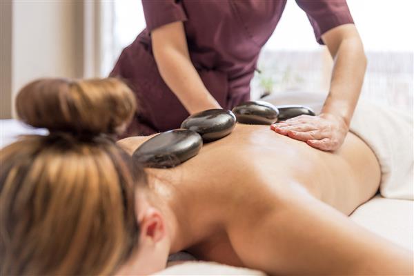 Grote foto masseuse heeft tijd diensten en vakmensen masseurs en massagesalons