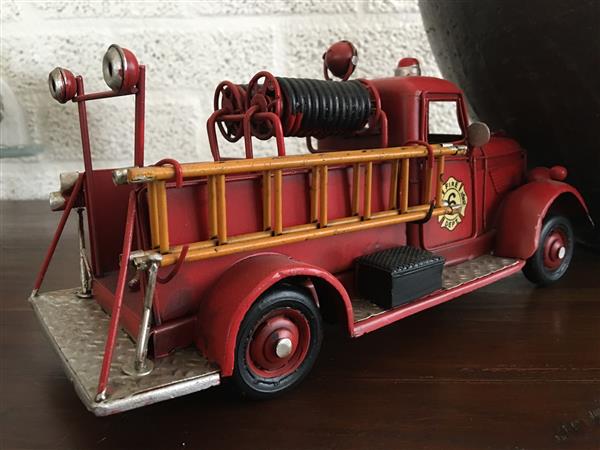 Grote foto brandweerauto slangwagen handgemaakt van metaal. tuin en terras tuindecoratie