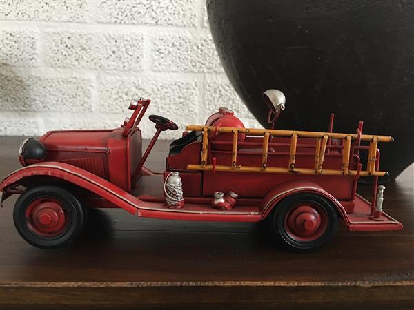 Grote foto brandweerauto slang pomp wagen handgemaakt van metaal. tuin en terras tuindecoratie