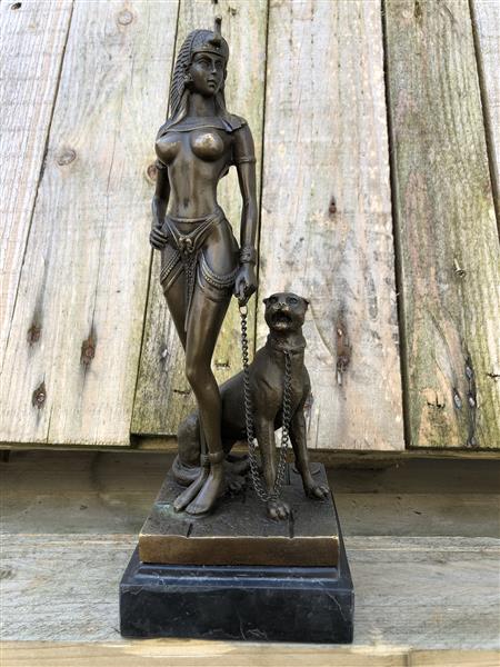 Grote foto een bronzen beeld van cleopatra met panther tuin en terras tuindecoratie