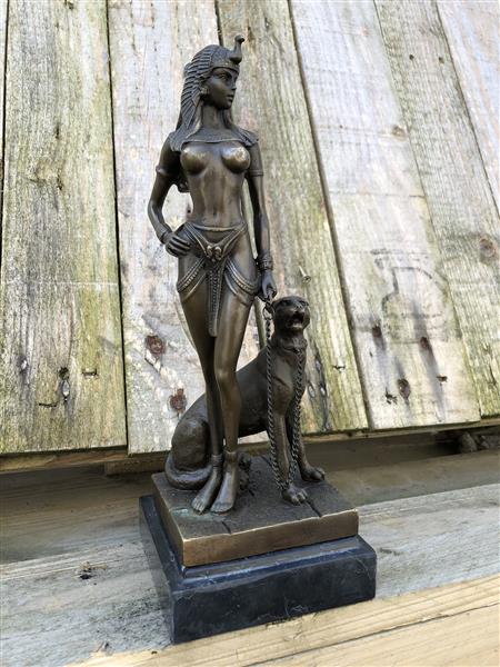 Grote foto een bronzen beeld van cleopatra met panther tuin en terras tuindecoratie