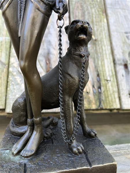 Grote foto een bronzen beeld van cleopatra met panther tuin en terras tuindecoratie