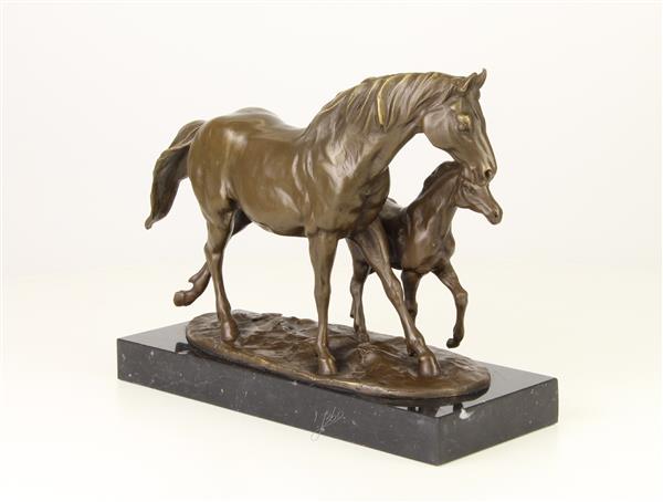 Grote foto een bronzen beeld van een paard en veulen. tuin en terras tuindecoratie