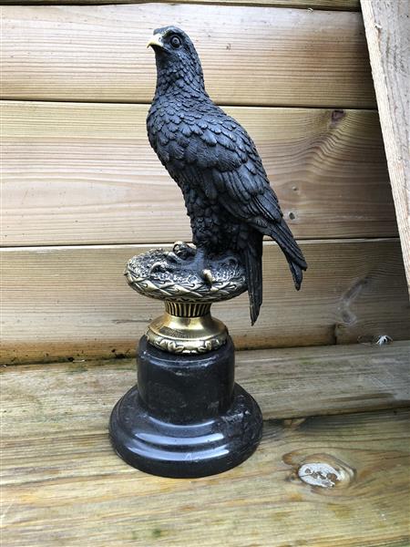 Grote foto een bronzen beeld van een adelaar tuin en terras tuindecoratie