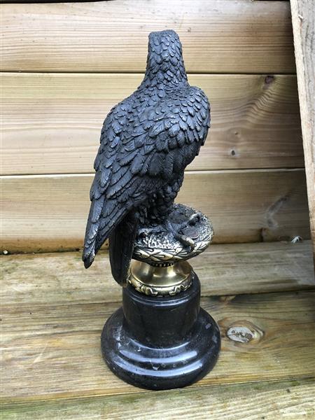 Grote foto een bronzen beeld van een adelaar tuin en terras tuindecoratie