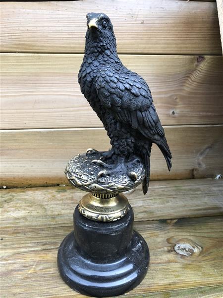 Grote foto een bronzen beeld van een adelaar tuin en terras tuindecoratie