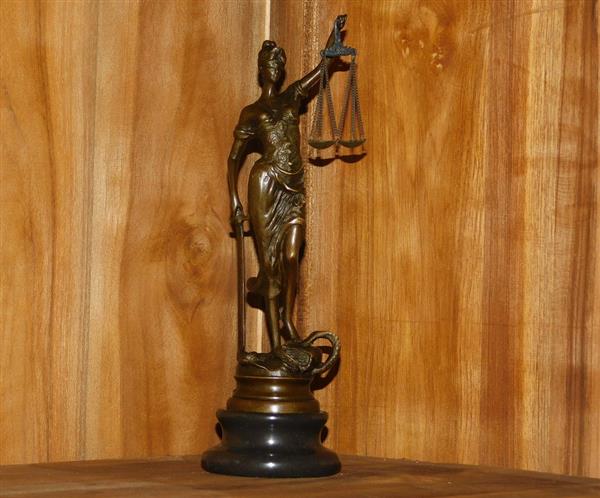 Grote foto een bronzen beeld van de vrouwe justitia tuin en terras tuindecoratie